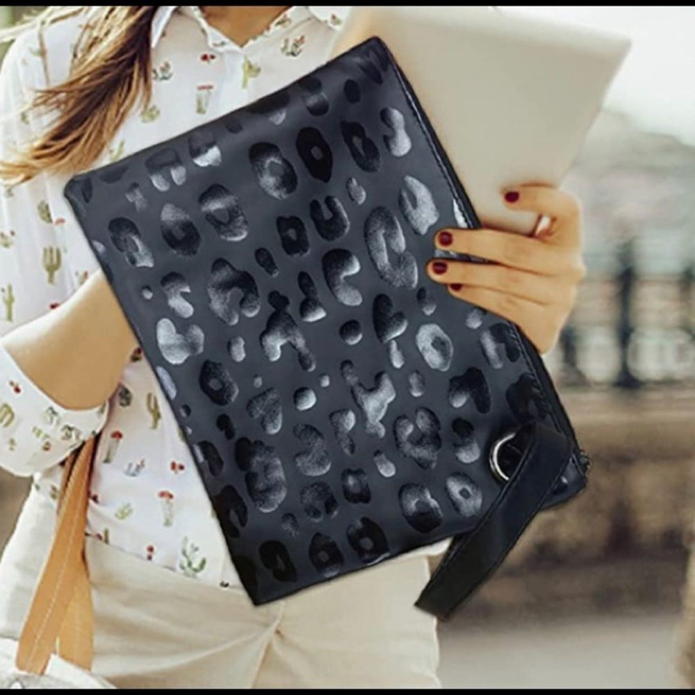 Cute wristlet Leopard Pattern in Black - Picture 4 of 10